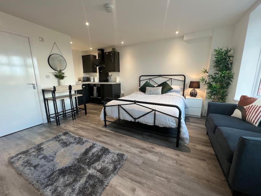 Abbotsbury 1 bed studio opposite UWE free parking (Bristol)