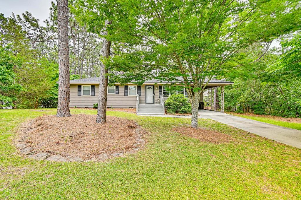 Pinehurst Home with Deck Less Than 2 Mi to Golf Course!