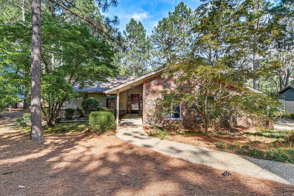 Charming Pinehurst Getaway with Golf Course View!