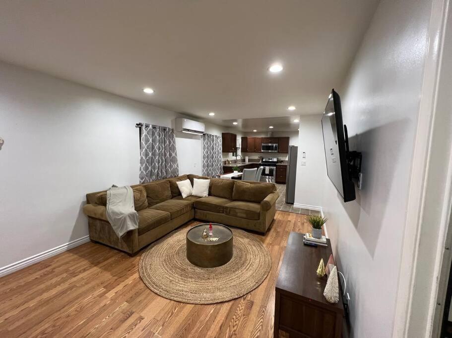 La Gretna-2bd w/Patio, EVcharger, Disney, Whittier College, Knotts