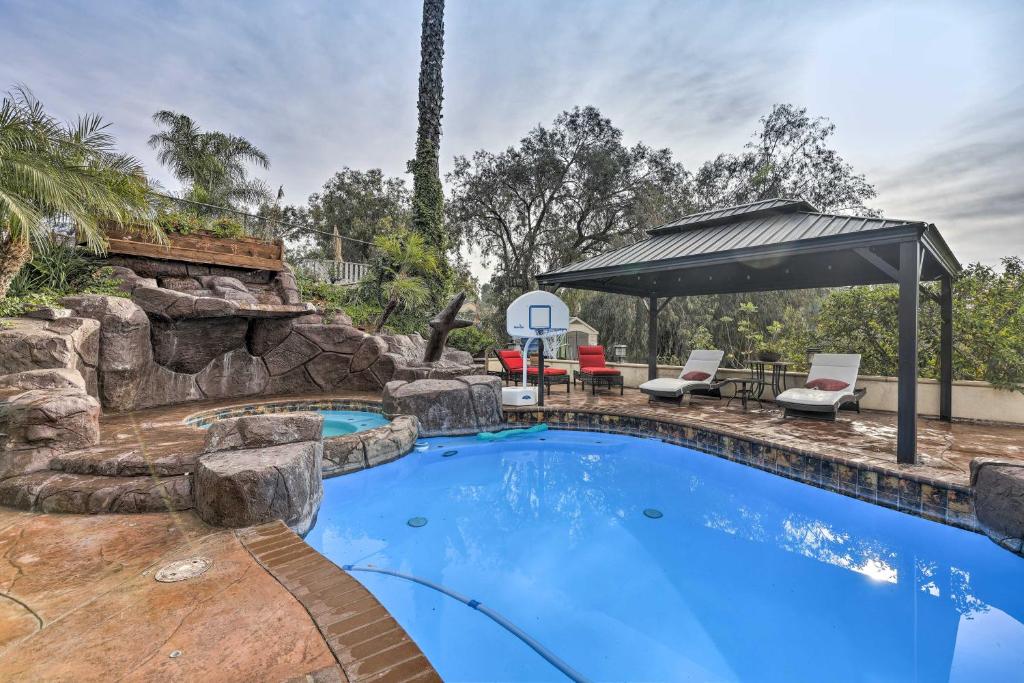 Chic Whittier Oasis Private Pool, Hot Tub and Grill