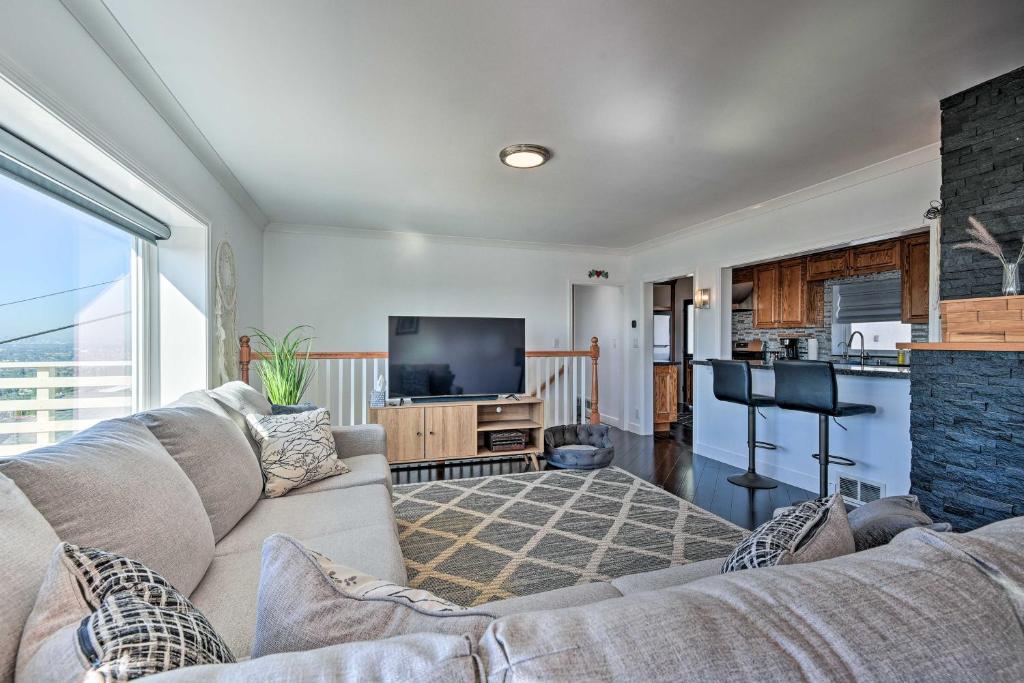 Bright Whittier Home with Pool Table and Spacious Deck