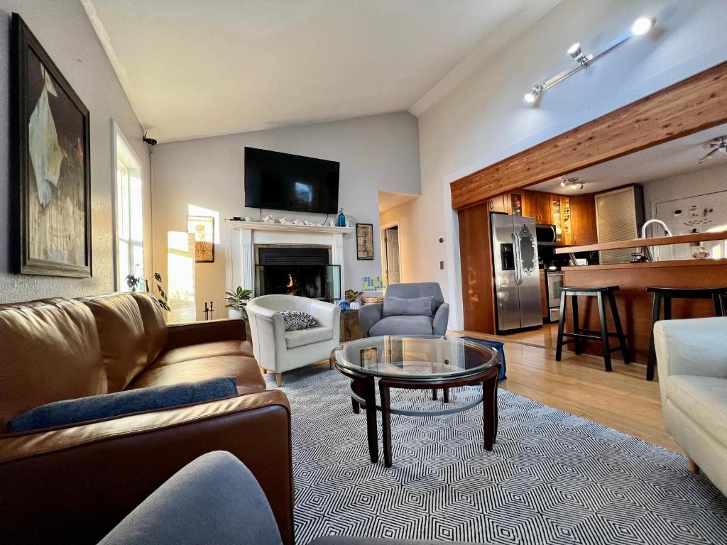 The Shoreline Legacy House with Fireplace