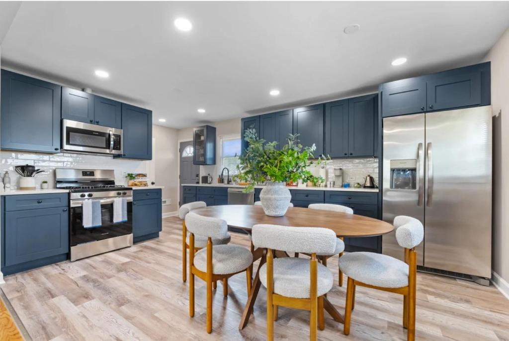 Luxury Home w King Bed Game Room and Fire Pit 17 miles Downtown
