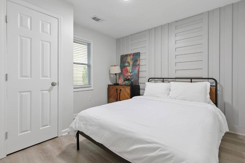 2 bedroom Rustic Duplex-Free Parking