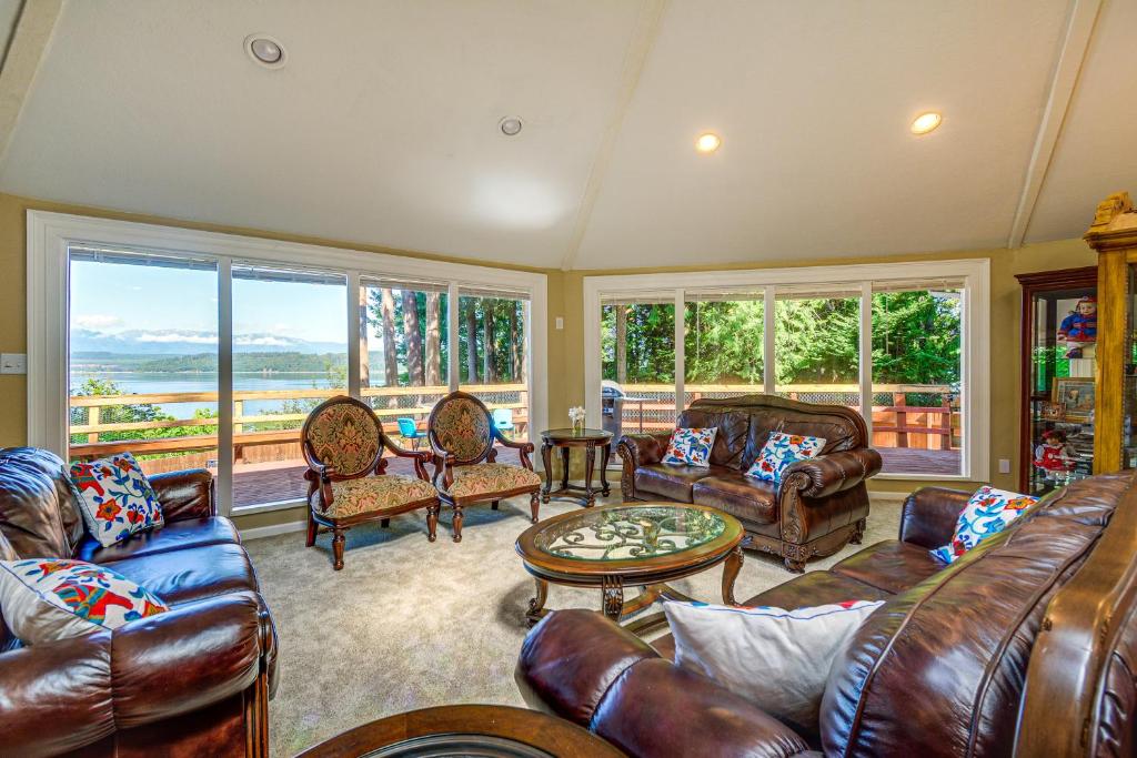 Charming Poulsbo Retreat Hood Canal Views!