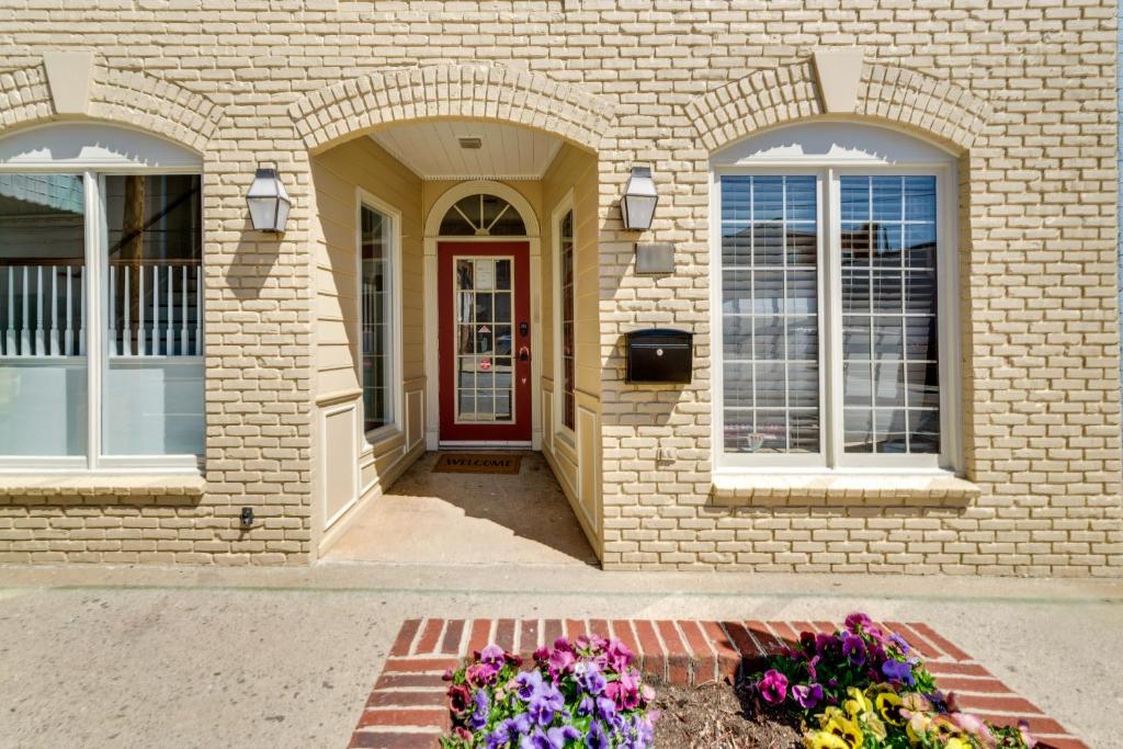Cozy Lenoir Apartment Walk to Downtown!