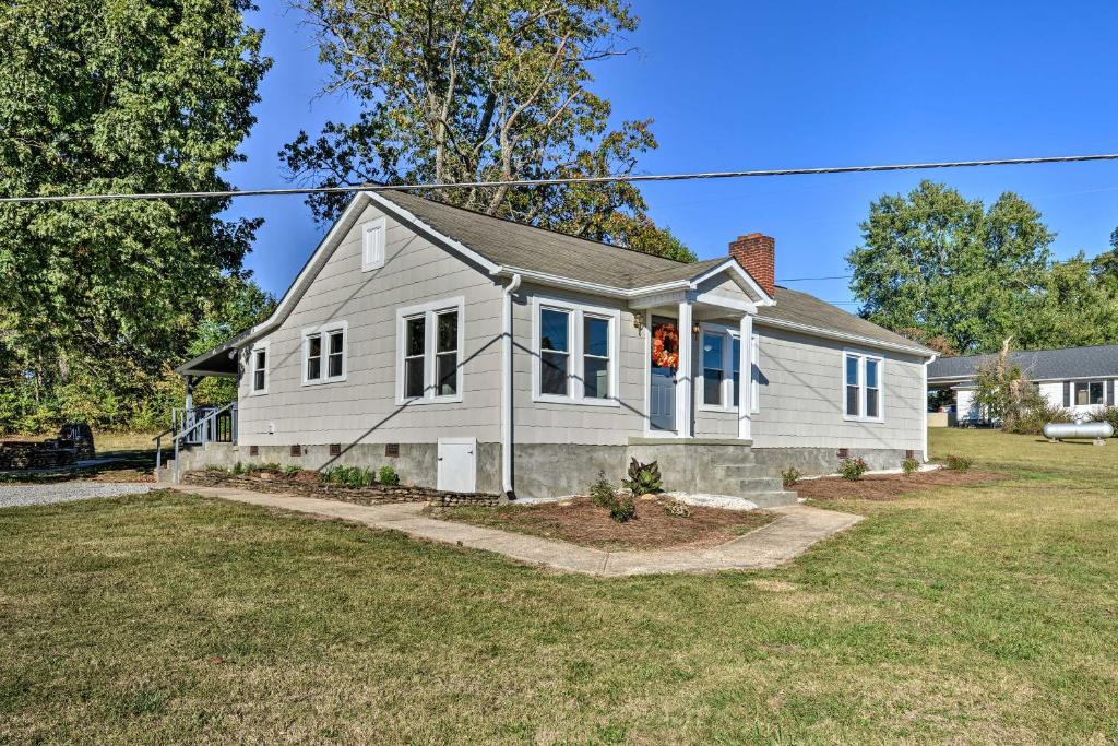 Blue Ridge Mtns Cottage with Porch, Fire Pit and Grill
