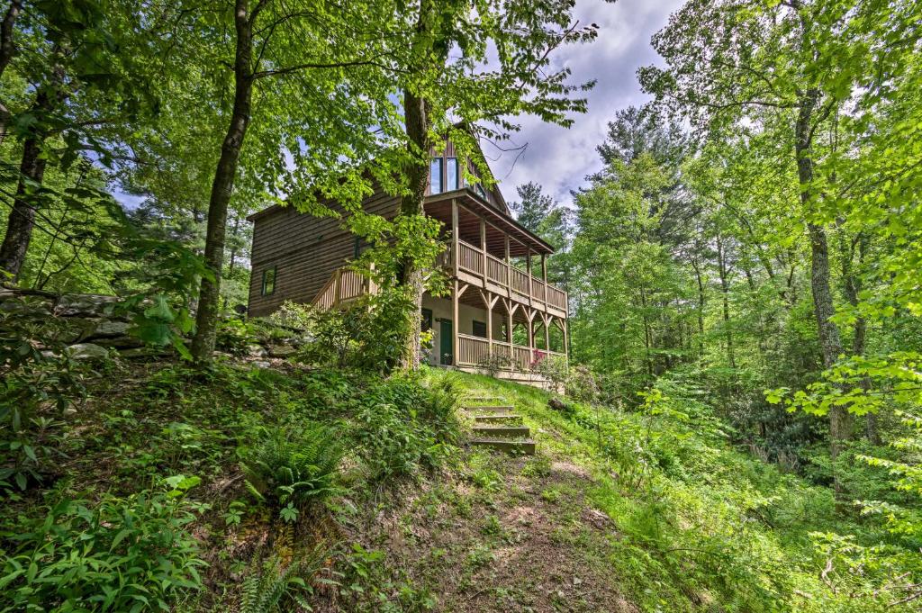 Cabin on 22 Acres with Patio - 3 Mi to Blowing Rock!